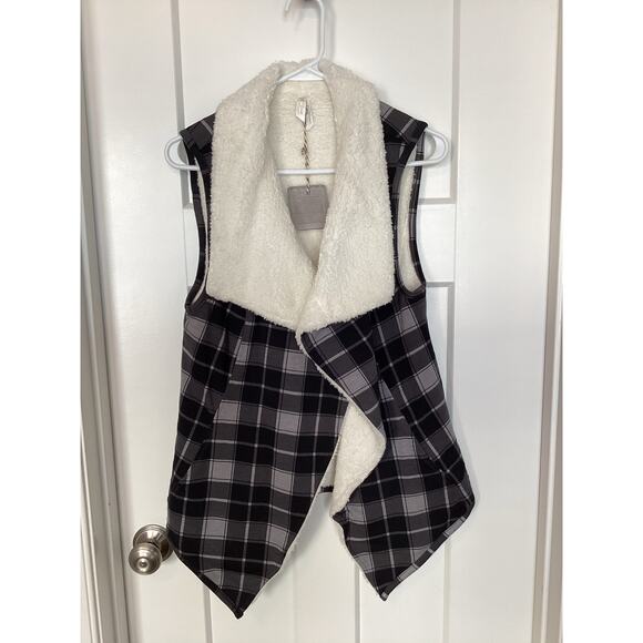 NWT Matilda Jane Plaid Faux Fur Lined Open Front Reversible Vest Gray Small - Picture 3 of 12